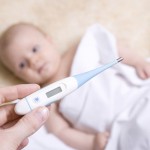 คุณพ่อคุณแม่ควรพาลูกไปพบแพทย์เวลามีไข้ เมื่อไรดีนะ? ดูแลลูกน้อย